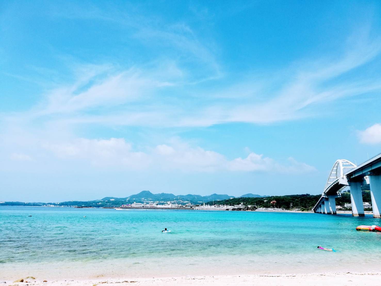 沖縄の海と青い空
