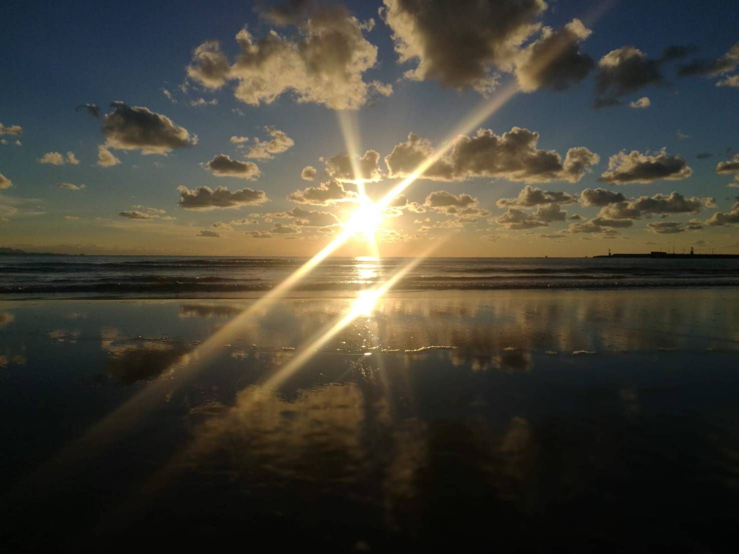 海に反射する夕陽の光